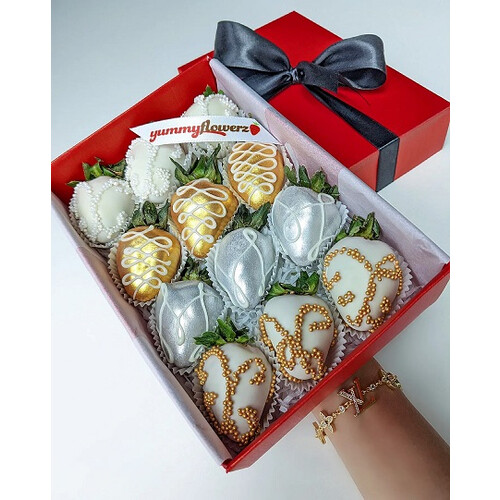 12pcs Gold & White Lace with Gold & White Shimmer Chocolate Strawberries Gift Box